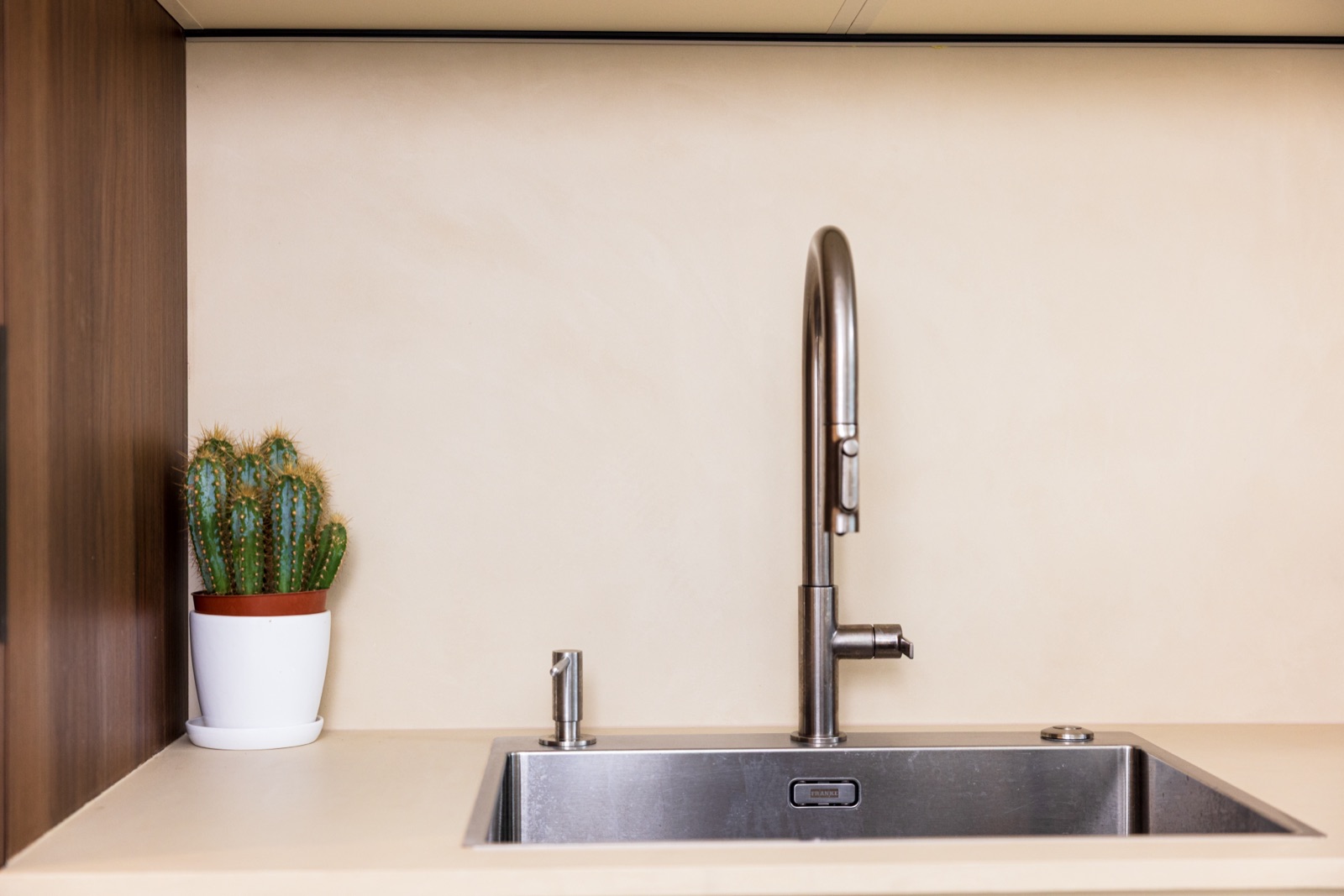 Kitchen & Dining